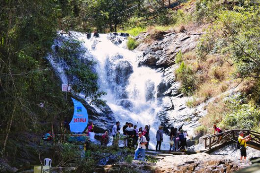 7단 계단식 구조로 이루어진 다딴라 폭포(Datanla Waterfalls)는 달랏 최고 관광 명소다.