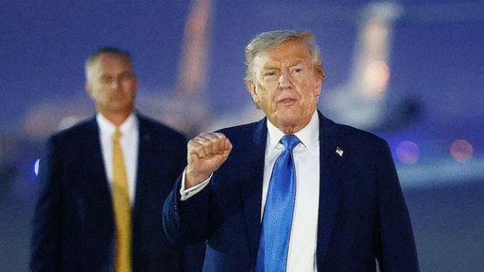 지난 3월 이란의 최고 지도자 아야톨라 알리 하메네이가 테헤란에서 열린 연례 연설 중 군중에게 손을 올려 화답하고 있다. 베냐민 네타냐후 이스라엘 총리는 16일 ABC 인터뷰에서 "이란의 최고 지도자를 암살하면 두 숙적 간의 갈등이 종식될 것"이라고 말니다. AFP=연합뉴스