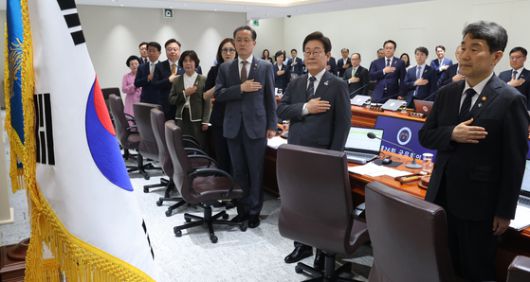 이재명 대통령이 19일 용산 대통령실에서 열린 국무회의에서 국기에 경례하고 있다. 연합뉴스