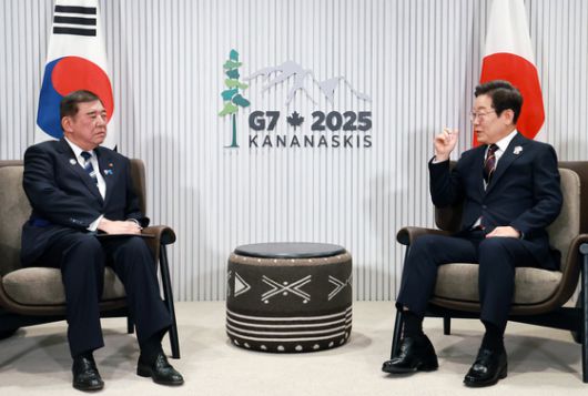 이재명 대통령이 17일(현지시간) 캐나다 앨버타주 카나나스키스 주요 7개국(G7) 정상회의장에서 열린 한일 정상회담에서 이시바 시게루 일본 총리와 자리를 바꾸며 밝게 웃고 있다. 대통령실사진기자단