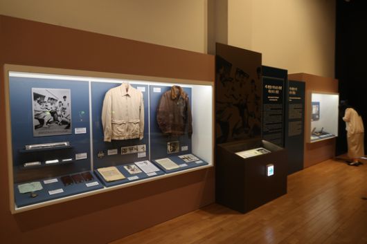 19일 서울 종로구 대한민국역사박물관에서 열린 '6·25 종군기자 잭 제임스' 특별전 언론 공개회에서 참석자들이 전시물을 살펴보고 있다. 연합뉴스