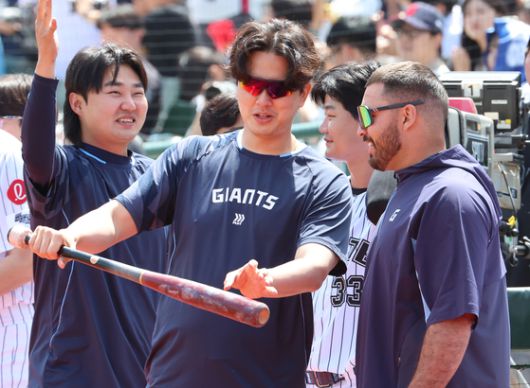 롯데 투수들과 이야기하는 감보아   (부산=연합뉴스) 강선배 기자 = 18일 부산 사직야구장에서 열린 프로야구 2025 신한 SOL 뱅크 KBO리그 삼성 라이온즈와 롯데 자이언츠의 경기. 롯데 자이언츠 김원중과 새 외국인 투수 감보아와 얘기하고 있다. 2025.5.18   sbkang@yna.co.kr (끝)  〈저작권자(c) 연합뉴스, 무단 전재-재배포, AI 학습 및 활용 금지〉