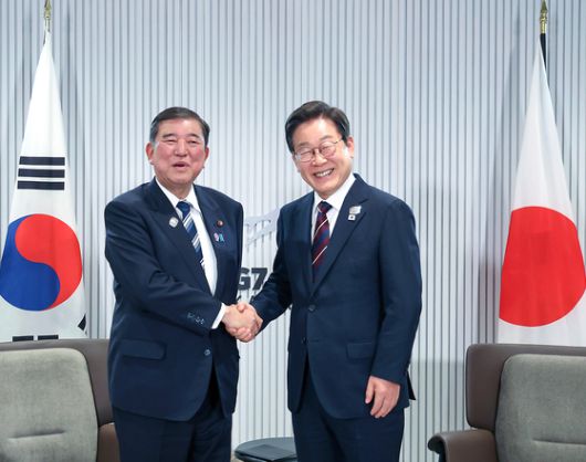 이재명 대통령이 17일(현지시간) 캐나다 앨버타주 캐내내스키스 주요 7개국(G7) 정상회의장에서 일본 이시바 시게루 총리와 한일 정상회담을 하고 있다. 대통령실사진기자단