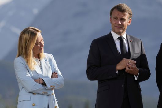 조르자 멜로니 이탈리아 총리(왼쪽)와 에마뉘엘 마크롱 프랑스 대통령이 지난 16일(현지시간) 캐나다 캐내내스키스에서 열린 주요 7개국(G7) 정상회의에서 단체사진을 찍고 있다. AP=연합뉴스