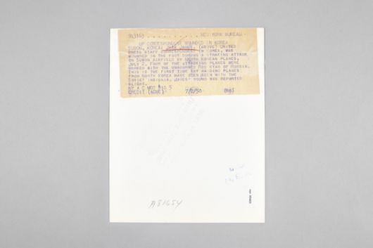 6·25전쟁 당시 UN 및 UP 통신 소속 종군기자로서 전쟁 발발 특종을 전 세계에 타전한 잭 제임스(1921-2000)가 전쟁 취재 도중 부상을 입었음을 알리는 속보(등사기로 복사). 대한민국역사박물관에 기증돼 오는 7월 20일까지 특별전을 통해 공개된다. 사진 대한민국역사박물관