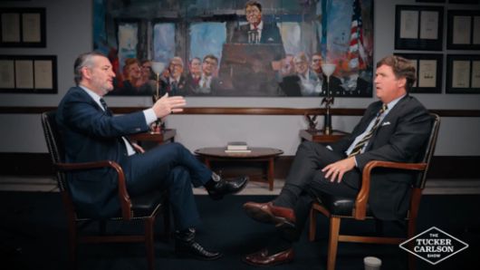 폭스뉴스 출신 보수 방송인 터커 칼슨(오른쪽)이 18일(현지시간) 자신의 토크쇼에서 테드 크루즈 공화당 상원의원과 설전을 벌이고 있다. 사진 X