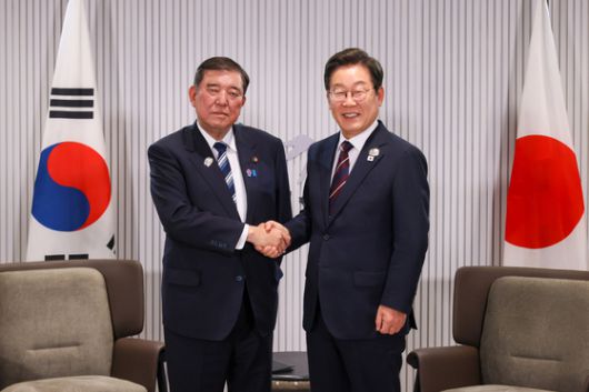 이시바 시게루 일본 총라가 17일(현지시간) 캐나다에서 열린 주요 7개국(G7) 정상회의장에서 이재명 대통령과 양자회담을 앞두고 악수를 하고 있다. 일본 내각홍보실