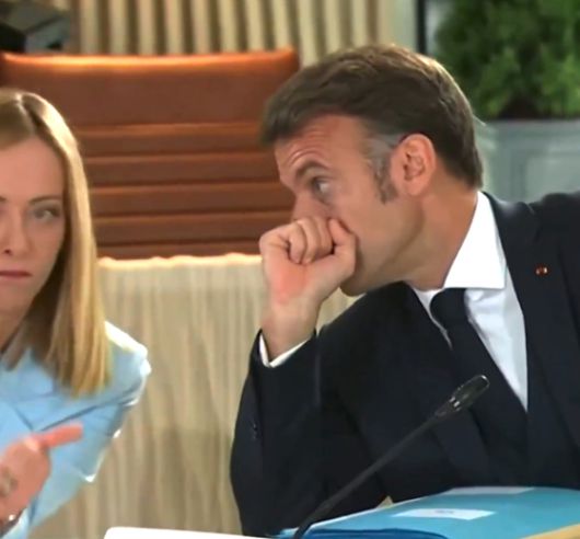 지난 16일(현지시간) 캐나다 앨버타주 캐내내스키스에서 열린 주요 7개국(G7) 정상회의에서 에마뉘엘 마크롱 프랑스 대통령(오른쪽)의 말에 조르자 멜로니 이탈리아 총리가 엄지손가락을 들어올리고 있다. 사진 엑스 캡처