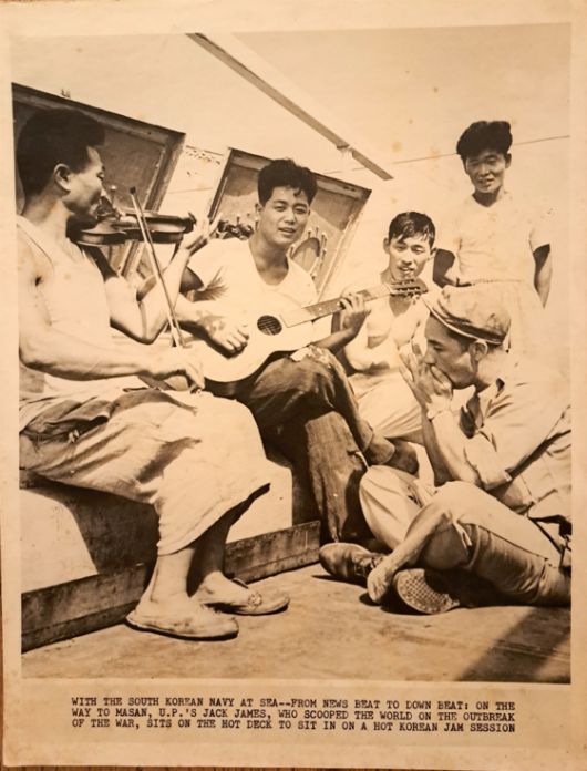 6·25전쟁 당시 UN 및 UP 통신 소속 종군기자로서 전쟁 발발 특종을 전 세계에 타전한 잭 제임스(1921-2000)가 대한민국 해군과 하모니카 합주하는 사진. 대한민국역사박물관에 기증돼 오는 7월 20일까지 특별전을 통해 공개된다. 사진 대한민국역사박물관