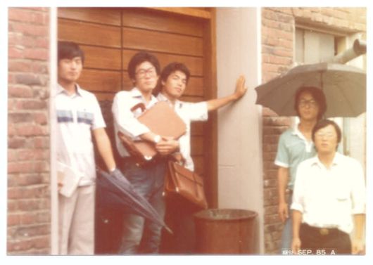 1985년 9월 중앙대 친구들과 함께 사진을 찍은 이재명 대통령(왼쪽 둘째). 사시 2차 결과를 초조하게 기다리던 무렵이다. 법대 동창 정훈씨 제공, 연합뉴스.