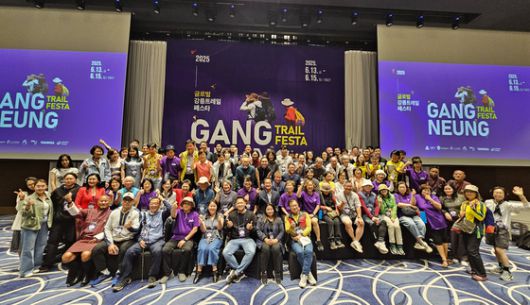 13일 강릉 트레일 페스타 개막식에 참석한 국내외 트레일 관계자들이 단체 사진을 찍었다. 손민호 기자