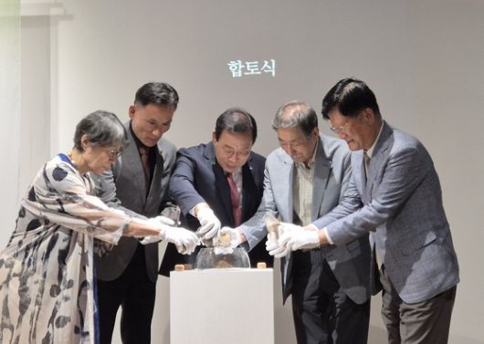 18일 장욱진 생가기념관 착공식에서 관계자들이 장욱진이 생전에 머물던 곳들의 흙을 한데 모으고 있다. 왼쪽부터 장욱진의 장녀 장경수, 윤지성 세종시의원, 최민호 세종특별자치시장, 장남 장정순, 김동건 장욱진미술문화재단 이사장. 세종=권근영 기자