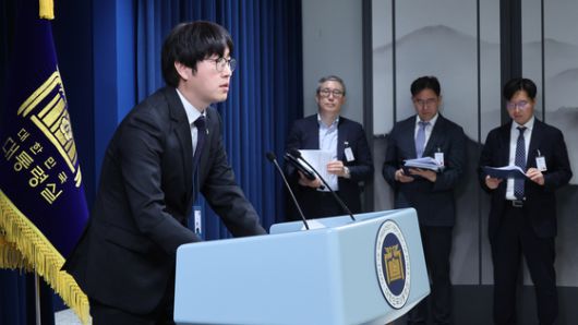 하정우 AI미래기획수석이 19일 서울 용산구 대통령실 청사에서 이공계특별법 관련 브리핑을 하고 있다. 뉴스1