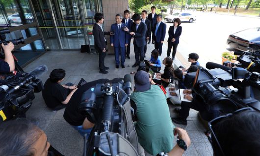 윤석열 전 대통령의 부인 김건희 여사 의혹 관련 사건을 맡은 민중기 특별검사가 19일 오전 경기도 정부과천청사 내 법무부와 고위공직자범죄수사처 방문을 마친 뒤 취재진의 질문에 답하고 있다. 이날 방문에는 김형근, 문홍주, 박상진, 오정희 특검보가 동행했다. 뉴스1