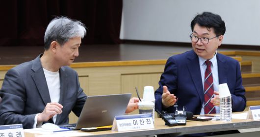 이한주 국정기획위원회 위원장이 19일 오후 세종시 정부세종컨벤션센터에서 열린 국정기획위원회 고용노동부 업무보고에 참석하여 이찬진 분과위원장과 이야기를 나누고 있다. 뉴스1