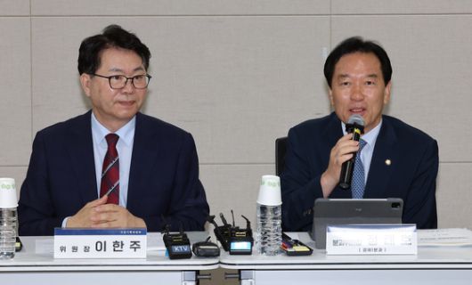 국정기획위원회 정태호 경제1분과 위원장이 18일 인사말을 하고 있다. 왼쪽은 이한주 위원장. 연합뉴스