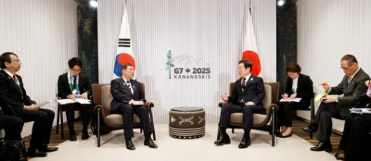이재명 대통령이 17일(현지시간) 캐나다 앨버타주 캐내내스키스 주요 7개국(G7) 정상회의장에서 일본 이시바 시게루 총리와 한일 정상회담을 하고 있다. 대통령실사진기자단