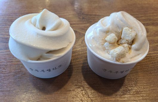 강릉 초당 순두부 거리에서 팔고 있는 순두부 젤라토. 손민호 기자