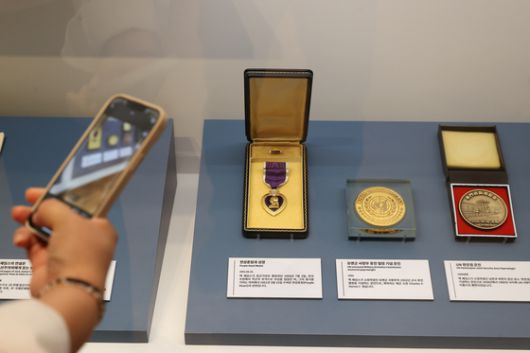 19일 서울 종로구 대한민국역사박물관에서 열린 '6·25 종군기자 잭 제임스' 특별전 언론 공개회에서 참석자들이 전시물을 살펴보고 있다. 연합뉴스