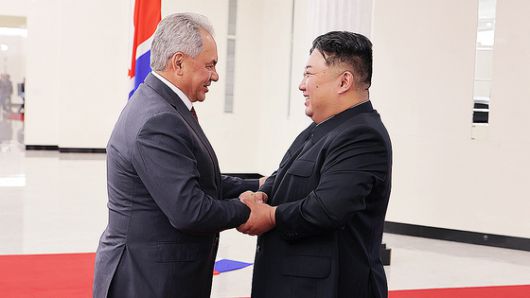 김정은 북한 국무위원장이 지난 17일 평양에서 방북한 세르게이 쇼이구 러시아 국가안보회의 서기를 만났다. 이후 쇼이구 서기는 북한이 6000명을 추가 파병하기로 했다고 공개했다. 노동신문=뉴스1