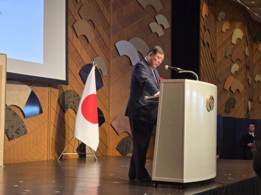 이재명 대통령이 17일(현지시간) 캐나다 앨버타주 캐내내스키스 주요 7개국(G7) 정상회의장에서 열린 한일 정상회담에서 이시바 시게루 일본 총리와 악수하며 기념촬영을 하고 있다.연합뉴스