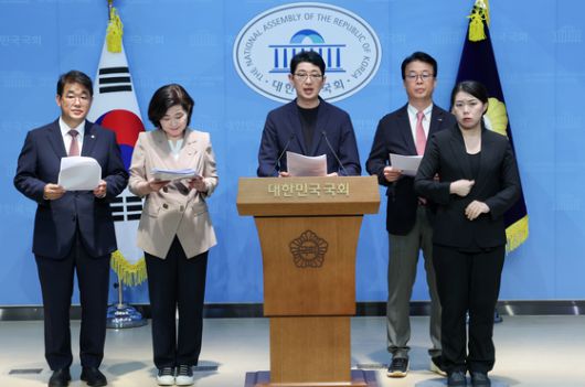 김민석 국무총리 후보자 검증을 위한 인사청문 특별위원회 소속 국민의힘 배준영(왼쪽부터), 김희정, 주진우, 곽규택 의원이 18일 오후 서울 여의도 국회 소통관에서 김 후보자의 수입 5억 1,000만원 및 지출 13억원 차이 관련 자료를 요구하며 기자회견을 하고 있다. 뉴스1