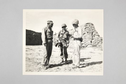 6·25전쟁 당시 UN 및 UP 통신 소속 종군기자로서 전쟁 발발 특종을 전 세계에 타전한 잭 제임스(1921-2000)가 부산에서 미군을 취재하고 있는 사진. 대한민국역사박물관에 기증돼 오는 7월 20일까지 특별전을 통해 공개된다. 사진 대한민국역사박물관