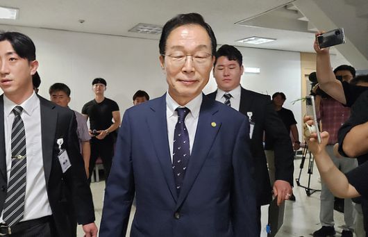 뇌물 혐의 등으로 1심에서 징역 2년 6개월을 선고받은 임종식 경북도교육감이 19일 대구지법에서 2심 재판을 받기 위해 법정으로 향하고 있다. 연합뉴스