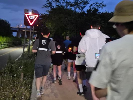 19일 밤8시쯤 서울 강남구 압구정동 잠원한강공원 인근에서 러닝 순찰대원 10명이 일렬로 줄을 서 달리기 시작했다. 오소영 기자