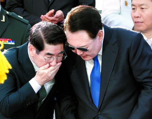 2024년 10월 1일 오후 서울 광화문에서 열린 제76주년 국군의 날 시가행진 행사에서 윤석열 전 대통령(오른쪽)이 김용현 전 국방부장관의 이야기를 듣고 있다. 대통령실사진기자단