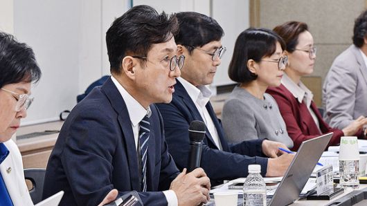 김영관 방송통신위원회(방통위) 사무처장 직무대행이 20일 경기 정부과천청사 방송통신위원회에서 열린 국정기획위원회 업무보고에서 홍창남 국정기획위원회 사회2분과위원장의 발언을 듣고 있다.연합뉴스