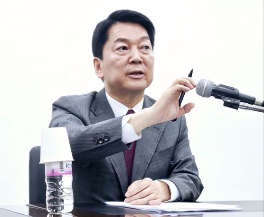 안철수 국민의힘 의원(경기 성남시 분당구갑)이 18일 대구 수성구 범어동 국민의힘 대구시당에서 간담회를 열고 취재진 질문에 답하고 있다. 뉴스1