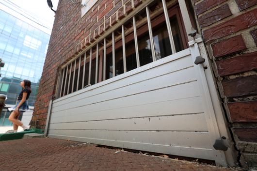 마포구의 한 주택가에 집중호우 대비 차수판(물막이)이 설치돼 있다. [뉴스1]