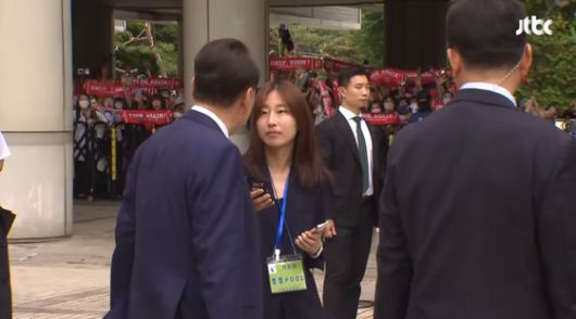 윤석열 전 대통령이 지난 16일 오전 서울 서초구 서울중앙지방법원에서 열린 내란 우두머리 혐의·직권남용 권리행사 방해 혐의 사건 7차 공판 법정을 떠나는 과정에서 자신을 향해 질문하는 현장 기자에게 말하고 있다. JTBC 캡처