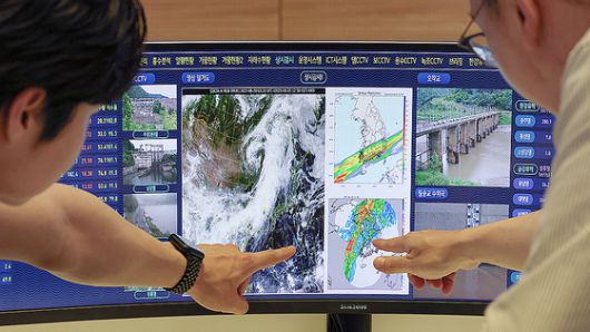 전국에 많은 비가 예보된 가운데 20일 대전 대덕구 한국수자원공사 물관리종합상황실에서 직원들이 호우대비 모니터링을 하고 있다. 뉴스1