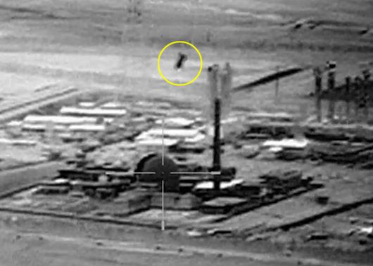 지난 5일(왼쪽)과 19일(오른쪽) 카타르 알우데이드 미군 공군기지의 위성사진. 왼쪽엔 활주로에 항공기가 다수 주기돼 있지만 오른쪽 활주로는 텅 비어 있다. AFP=연합뉴스