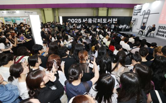 박 감독은 이날 대담에서 제프 다이어의 사진평론집 『지속의 순간들』과 블라디미르 나보코프의 소설『프닌』, W. G. 제발트의 소설『아우스터리츠』를 추천했다. 연합뉴스