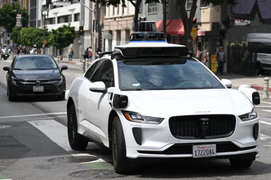 5월 1일 미국 캘리포니아주 로스앤젤레스 시내에서 웨이모 자율주행 재규어 전기차가 주행하고 있다. AFP=연합뉴스
