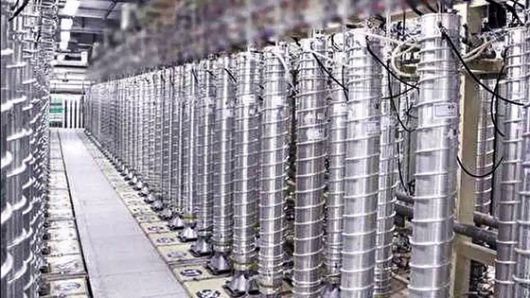 이스라엘군이 19일(현지시간) 이란 아라크 의 핵시설을 공습하는 영상을 공개했다. 이스라엘군 미사일(노란 원)이 핵무기용 플루토늄을 생산할 수 있는 중수로(돔 모양의 건물)를 타격하기 직전의 모습. 사진 이스라엘군 영상 캡처