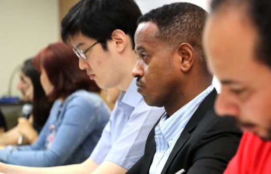 지난 2019년 6월, 서울 중구 국가인권위원회에서 난민인권네트워크 주최로 열린 법무부 난민면접 조작사건 피해자 증언대회에 피해를 본 난민신청자들이 증언을 위해 참석해 있다. 알렉스는 이 사건으로 난민 신청자 등의 지위에서 벗어나 '인도적 체류자' 자격을 취득했다. 연합뉴스