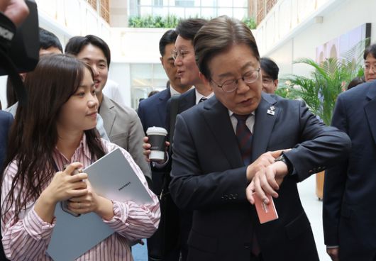 이재명 대통령이 10일 서울 용산 대통령실 직원식당에서 식사를 마친 뒤 집무실로 돌아가며 취재진들과 인사하다 시계를 들여다보고 있다. 대통령실