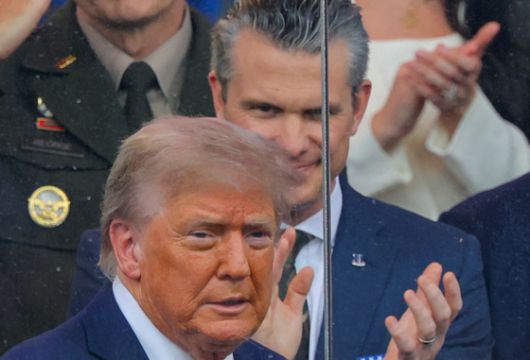 지난 14일 워싱턴에서 진행된 미 육군 창설 250주년 기념 열병식 도중 피트 헤그세스 국방장관이 박수를 치며 도널드 트럼프 대통령을 바라보고 있다. 로이터=연합뉴스