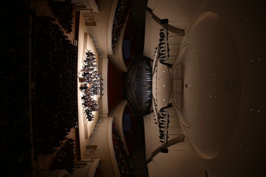 부산 최초의 클래식 전용홀인 부산콘서트홀이 20일 정명훈 예술감독이 이끄는 아시아필하모닉오케스트라(APO) 연주와 함께 문을 열었다. 피아노와 지휘에 정명훈, 첼로 지안 왕, 바이올린 사야카 쇼지로 베토벤 삼중협주곡이 연주되고 있다. 사진 부산콘서트홀