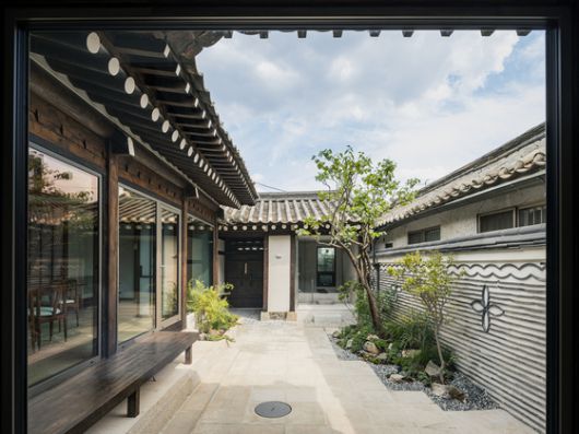 노스텔지어 히든재. 공간 이름에 맞게 다른 독채와 달리 고요한 분위기가 인상적이다. 노스텔지어