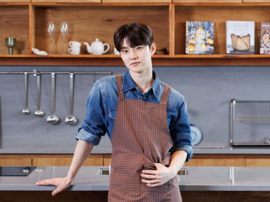 큐가 엄마의 청국장 레시피가 적혀 있는 편지를 읽고 있다. 큐는 어릴 때부터 엄마가 끓여주는 찌개와 국을 좋아했다. 사진 나승보(스튜디오 설담)