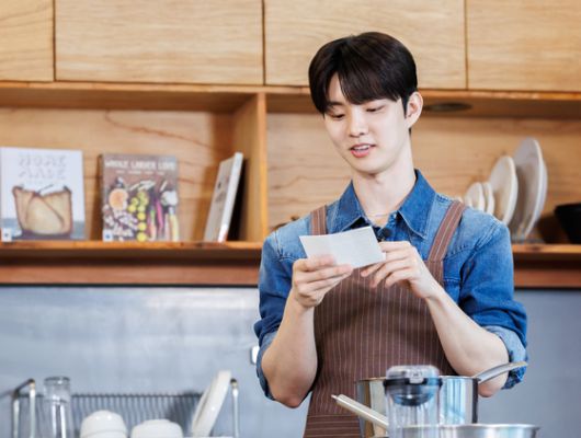 요즘 요리에 흥미를 느끼고 있다는 큐, 어머니에겐 순두부찌개를, 팬들에겐 들깨미역국을 직접 만들어주고 싶은 메뉴로 꼽았다. 사진 나승보(스튜디오 설담)