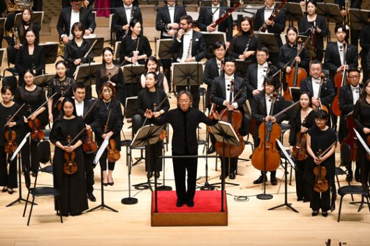 부산 최초의 클래식 전용홀인 부산콘서트홀이 20일 정명훈 예술감독이 이끄는 아시아필하모닉오케스트라(APO) 연주와 함께 문을 열었다. 지휘자 정명훈이 베토벤 9번 교향곡 '합창'을 마친 뒤 관객에게 인사하고 있다. 사진 부산콘서트홀