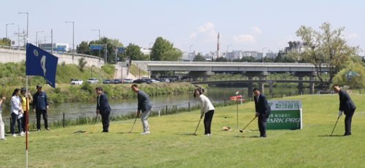 조성명 강남구청장 및 내빈들이 서울 강남구 세곡동 탄천파크골프장 B코스 옆에서 열린 '강남탄천파크골프장 준공식'에서 시타를 하고 있다.  [뉴스1]