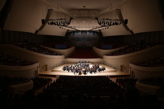 부산 최초의 클래식 전용홀인 부산콘서트홀이 20일 정명훈 예술감독이 이끄는 아시아필하모닉오케스트라(APO) 연주와 함께 문을 열었다. 웅장한 빈야드 스타일의 무대와 객석, 최첨단 음향시설 및 대형 파이프 오르간을 구비했다. 사진 부산콘서트홀