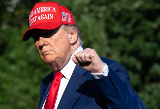 21일(현지시간) 미국 뉴저지주 베드민스터에서 출발해 워싱턴 DC 백악관에 도착한 도널드 트럼프 미국 대통령이 취재진을 향해 주먹을 쥐어 보이고 있다. AFP=연합뉴스